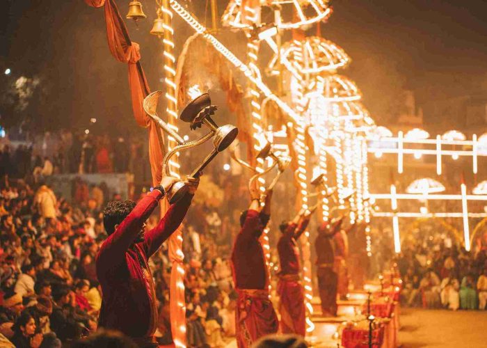 Ganga Aarti Ritual on the Ghats of Varanasi (1)_11zon